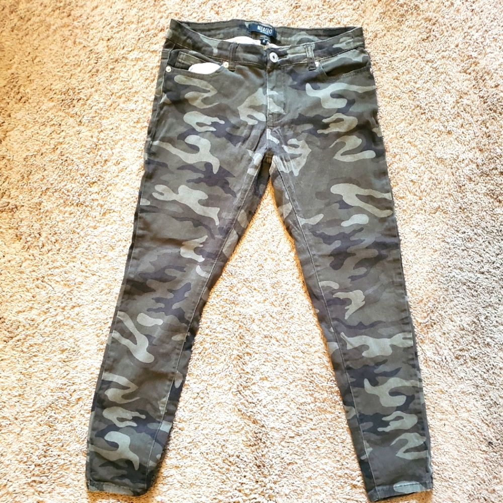 BE&CECI Kids/JUNIORS JEANS SIZE 9.